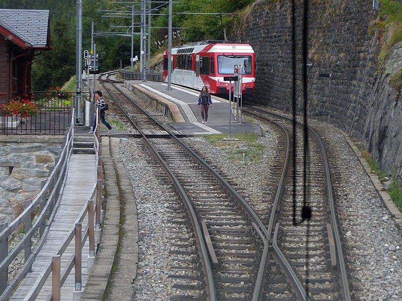 File:Bahnhof Le Trétien.jpg