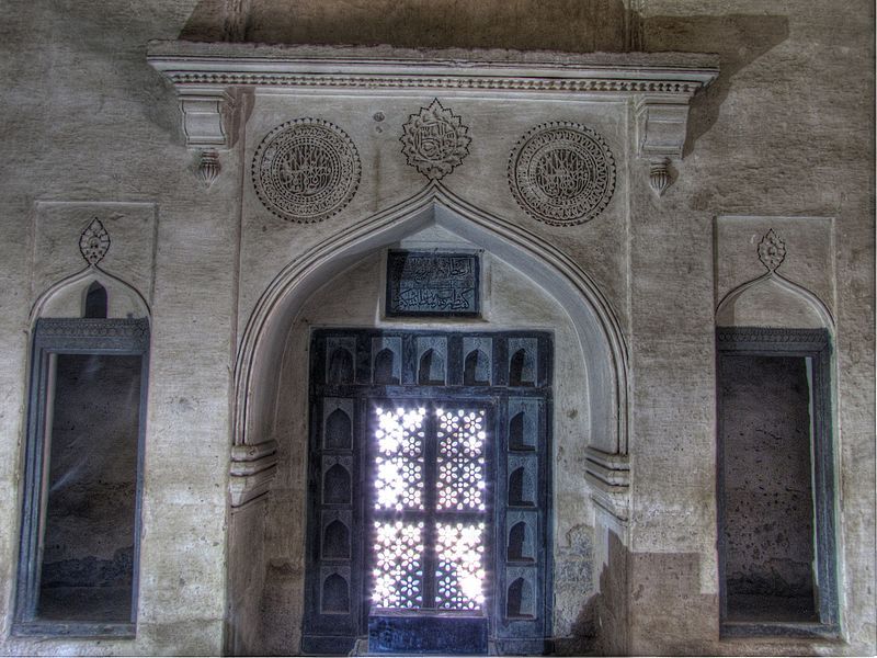 File:Carvings inside tomb.jpg