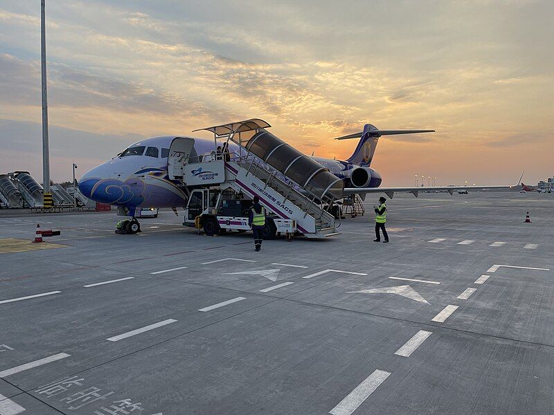 File:Chengdu Airlines C909ER.jpg