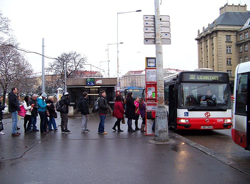 File:Dejvická, autobus 312.jpg