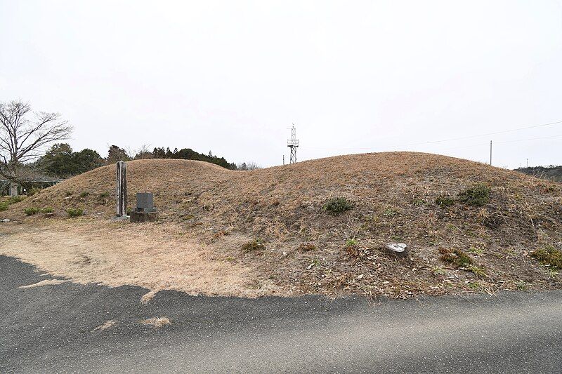 File:Hisagoyama Kofun, funkyu.jpg