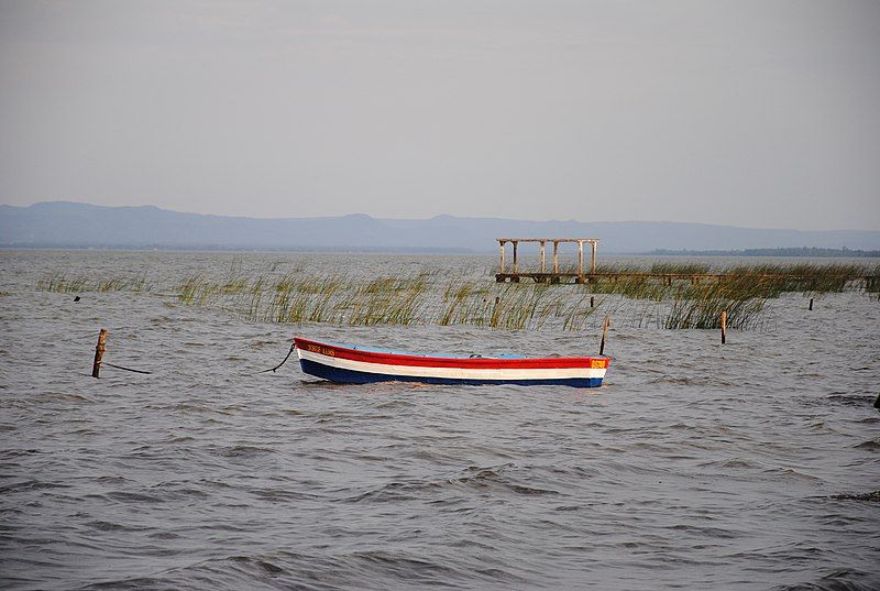 File:Lago Ypacarai.jpg