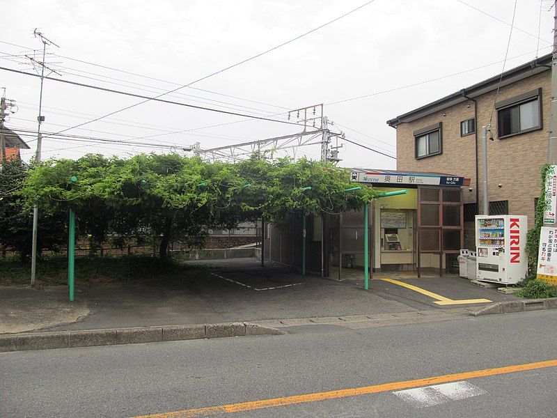 File:MT-Okuda Station-Wisteria trellis.JPG