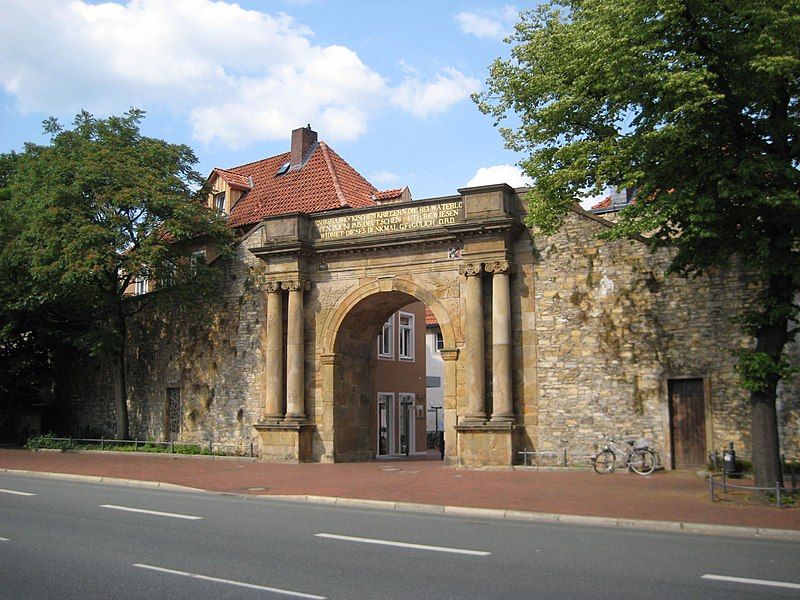 File:OSHegerTor.JPG