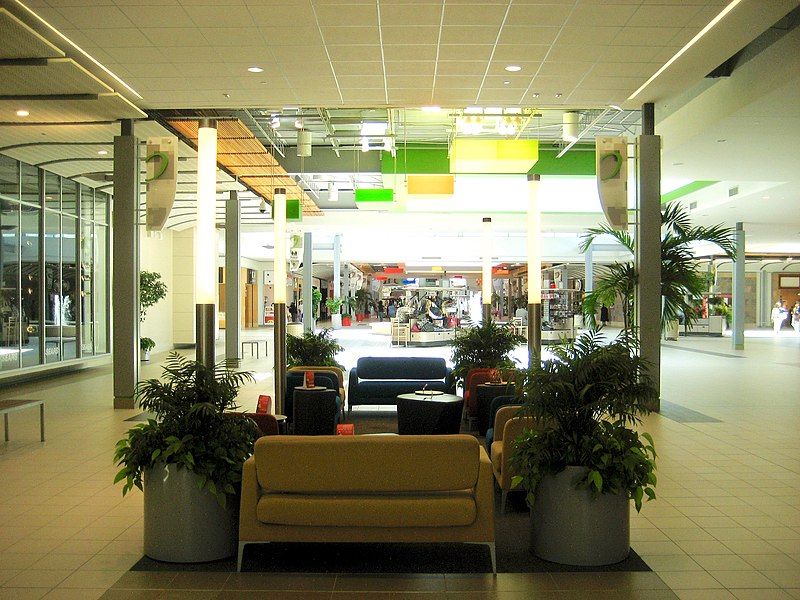 File:OakwoodMallTerrytownLACouch.JPG