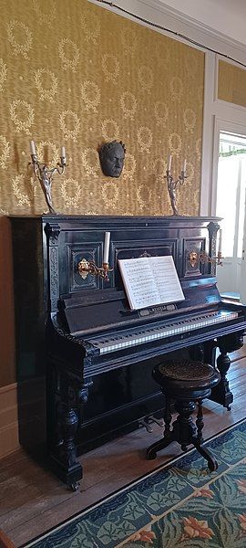 File:Strindberg's piano.jpg