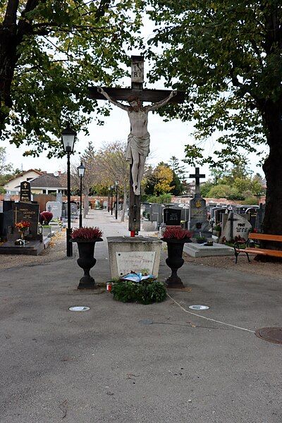 File:WrNeudorf-Friedhof 2587.jpg