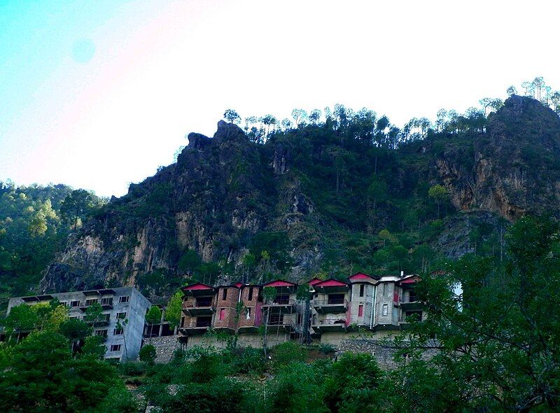 File:Amravati Hills, Solan.jpg