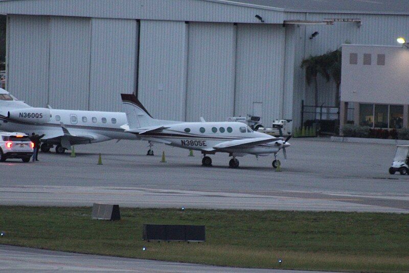 File:Beechcraft C90 (11-15-2022).jpg