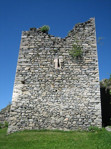 File:Castels Turm Ostseite.jpg