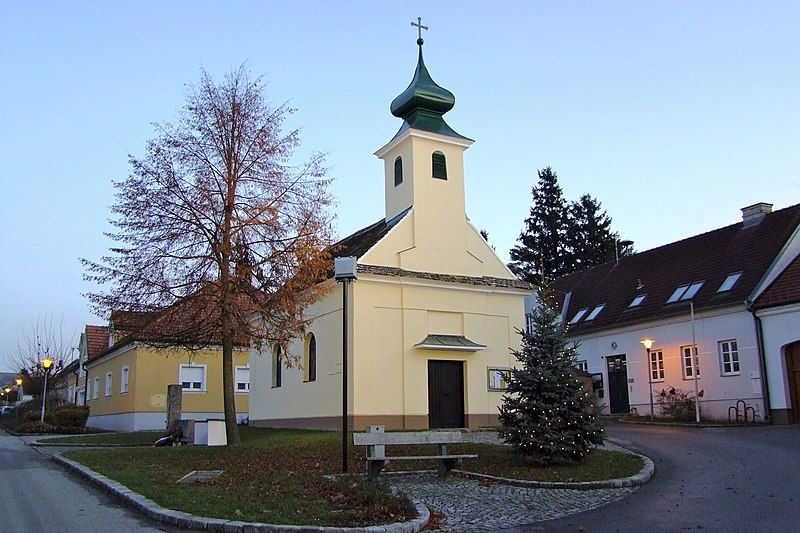 File:Flandorf Ortskapelle.jpg