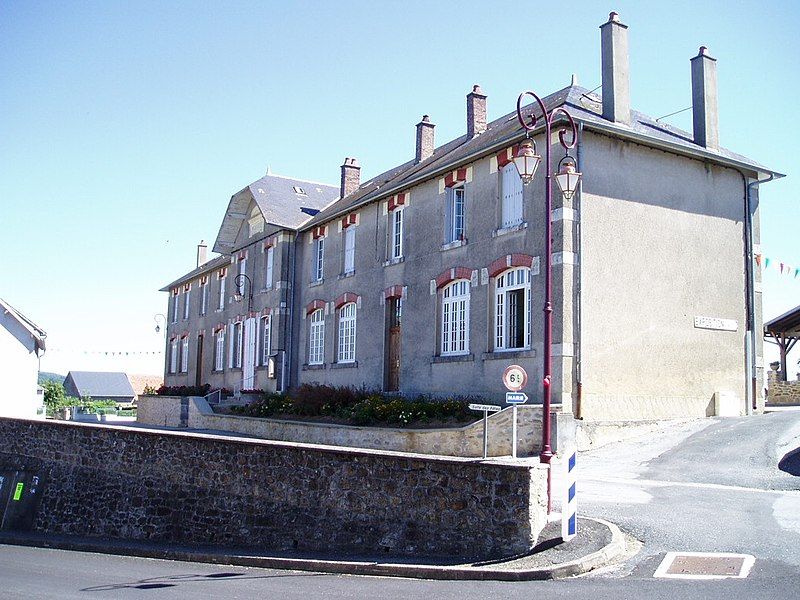 File:Folles-mairie.jpg