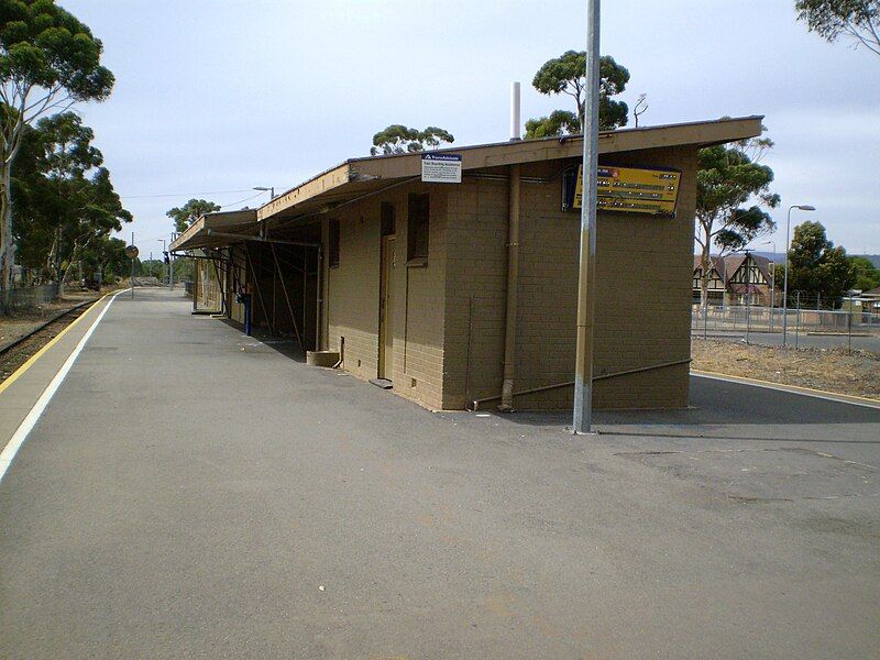 File:OaklandsRailwayStationAdelaideOld.jpg