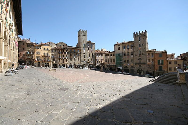 File:Arezzo Piazza Grande.jpg