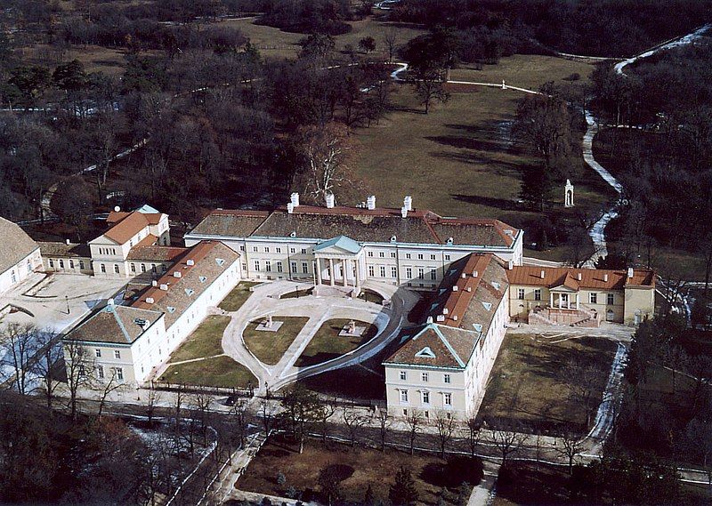 File:Csakvár - Palace.jpg