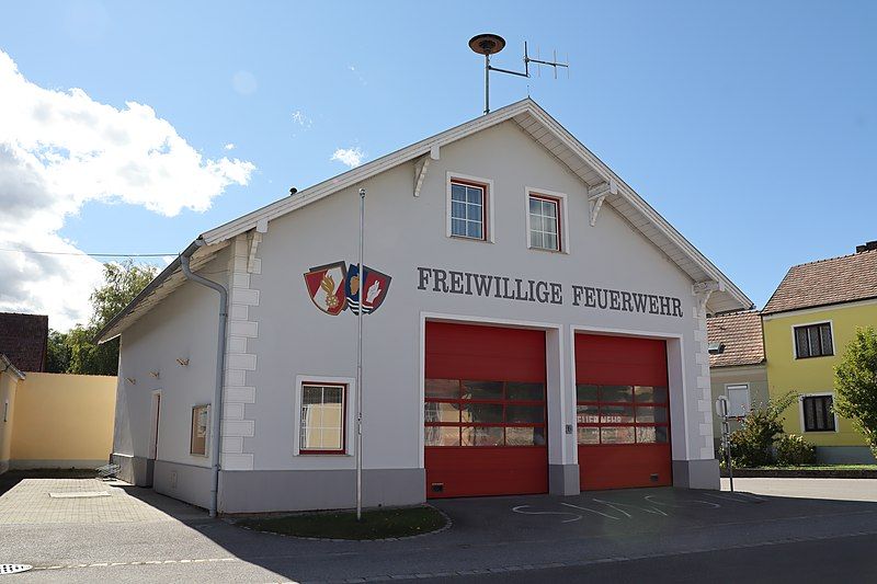 File:Feuerwehrhaus Niedersulz.jpg