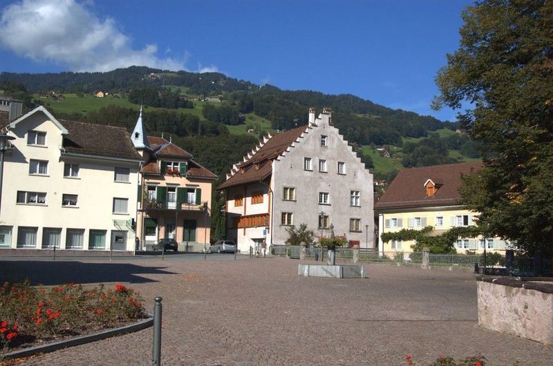 File:Flums Dorfplatz.jpg