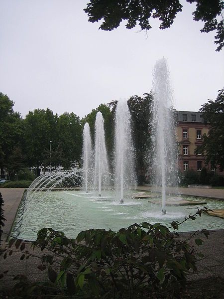 File:Hans-Klenk-Brunnen.JPG