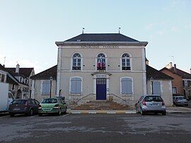 The town hall in Cravant