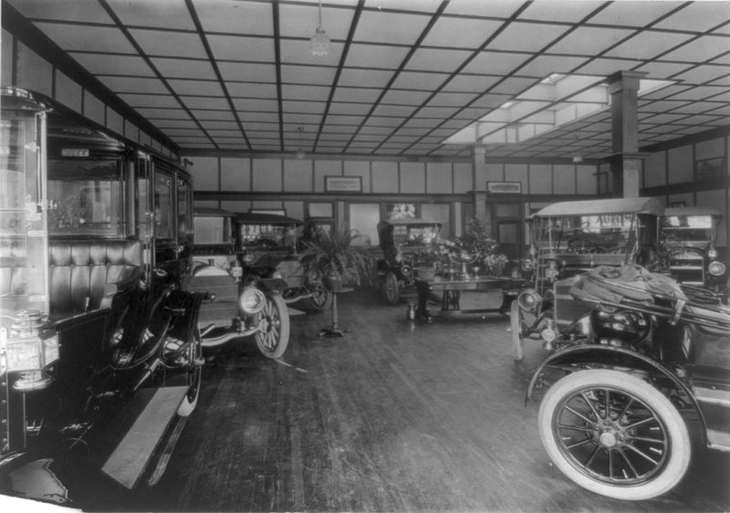 File:MaxwellBriscoeBeaverShowroom.jpg