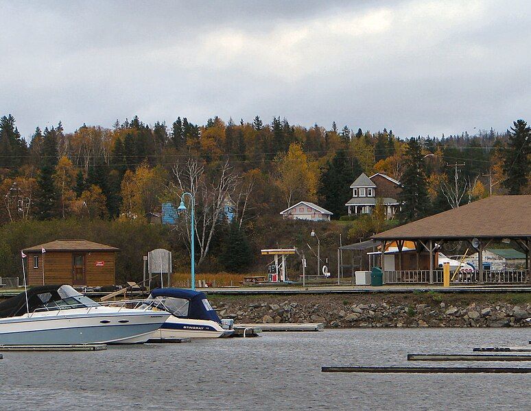 File:Michipicoten Rvr Vlg.jpg