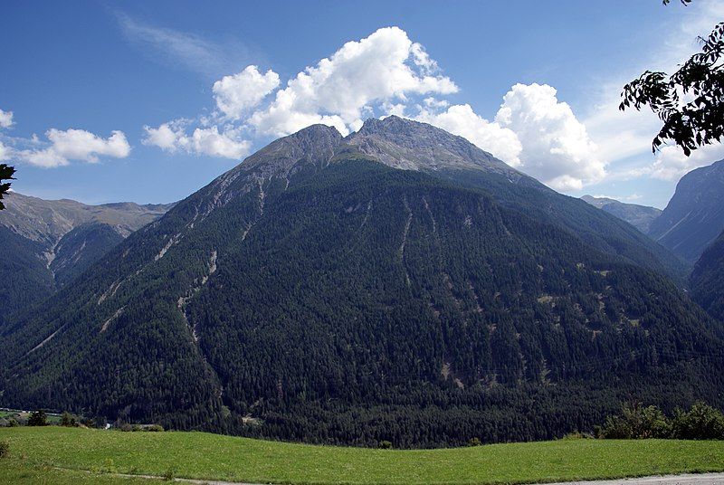 File:Piz S-chalambert.jpg