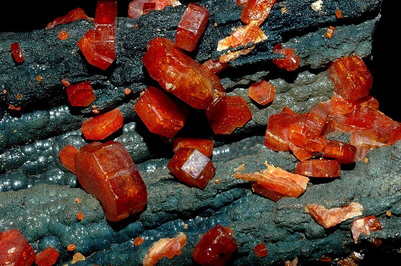 File:Vanadinite, goethite(2).jpg