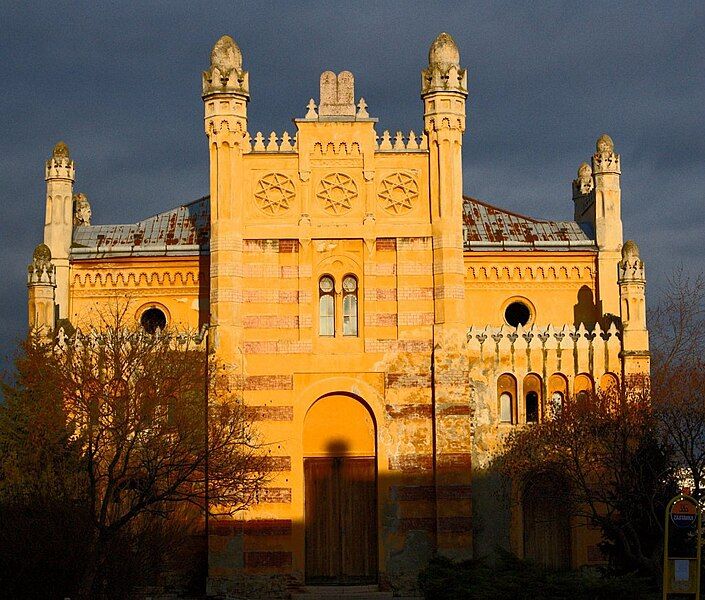 File:Vrbove synagogue.jpg