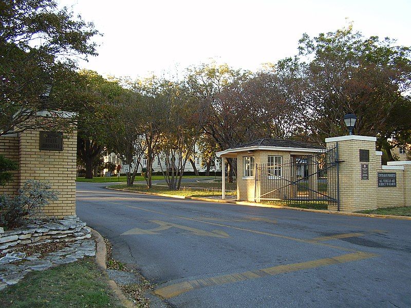 File:AustinStateHospitalEntrance.JPG