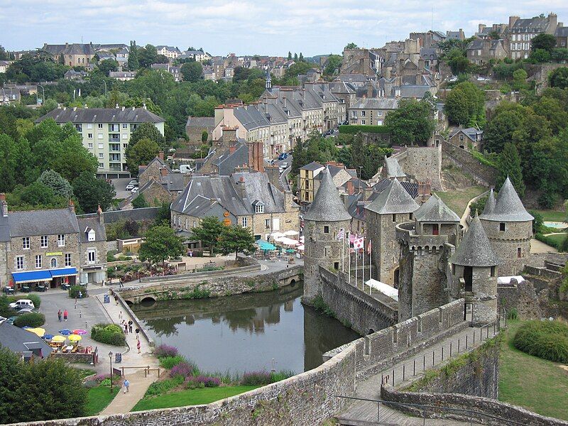 File:FougeresChateu.jpg