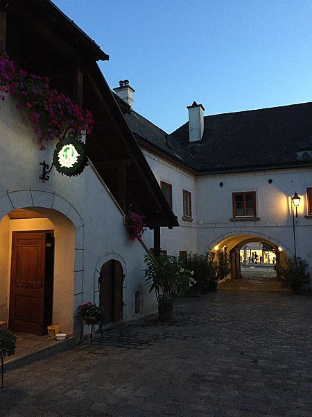 File:Fuhrmannhaus Innenhof Abend.jpg