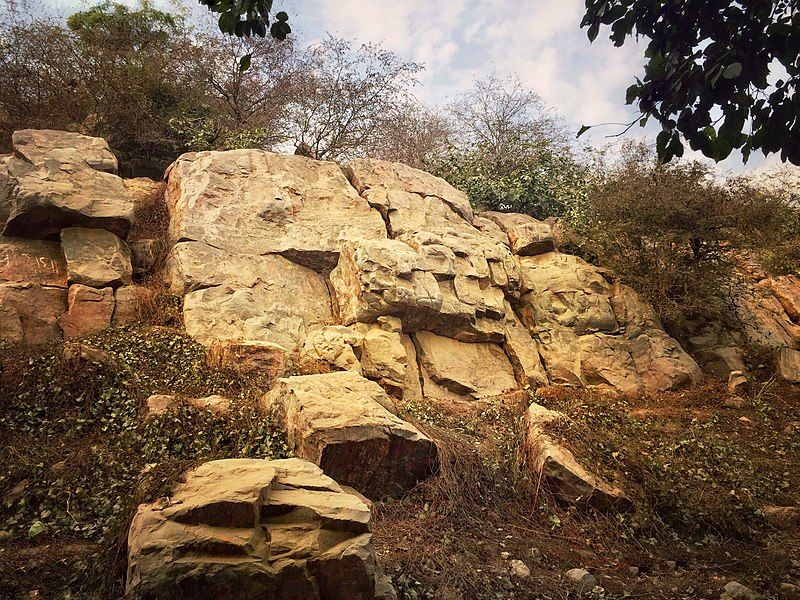 File:Govardhan hill, Govardhan.jpg