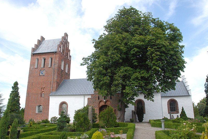 File:Græsted Kirke 15-07-2013.JPG