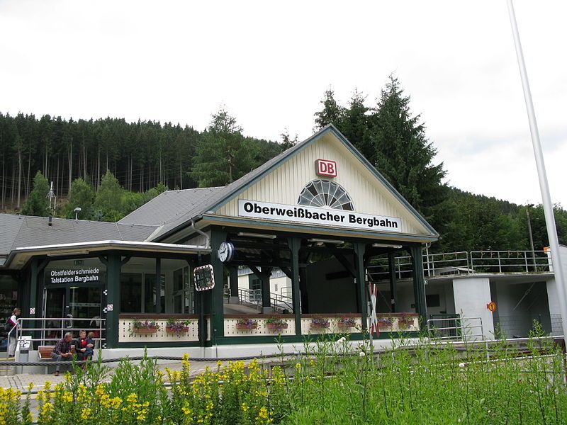 File:HaltepunktUndTalstationObstfelderschmiede2009.jpg