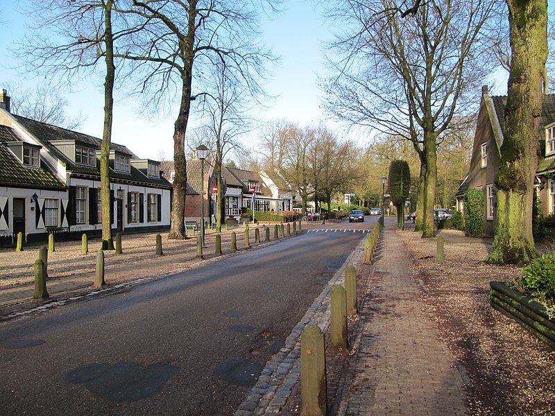 File:Lage Vuursche straat.jpg