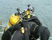 The top of a manifolded twin is shown over the diver's right shoulder.