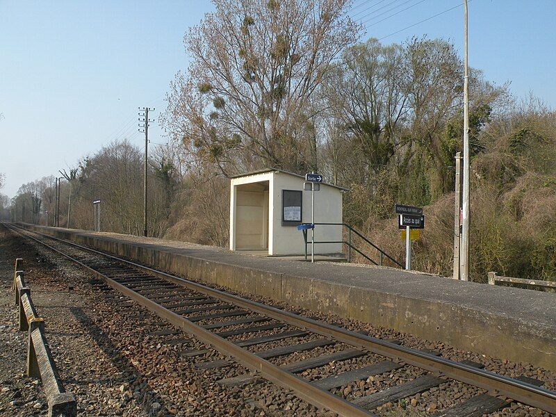 File:Montreuil-sur-Thérain gare 2.JPG