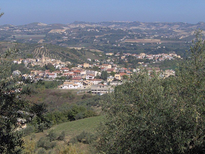 File:Panorama picciano.jpg