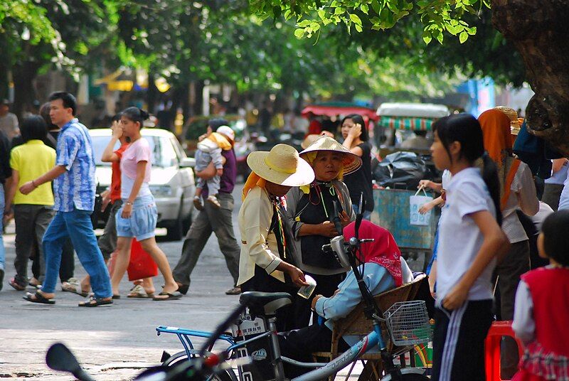 File:People in Sanya.JPG