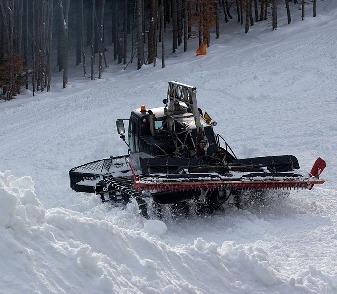 File:Snowcat Bukovel.jpg