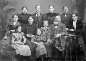 The family of Dovas Zaunius (senior), 1900; First row: Marė, Augustė; second: Berta, Elzė (mother), Dovas (son), Dovas (father), Ema; third row: Ana, Endrius, Marta, Hermanis