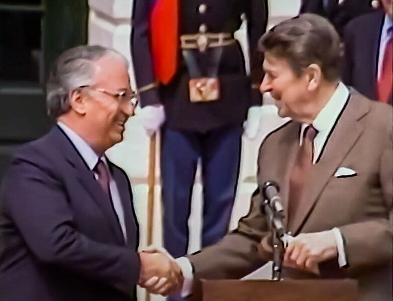 File:1985 Betancur-Reagan Washington.jpg