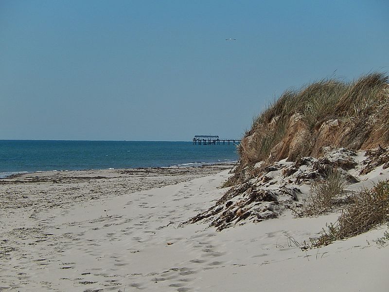 File:Distant jetty.jpg