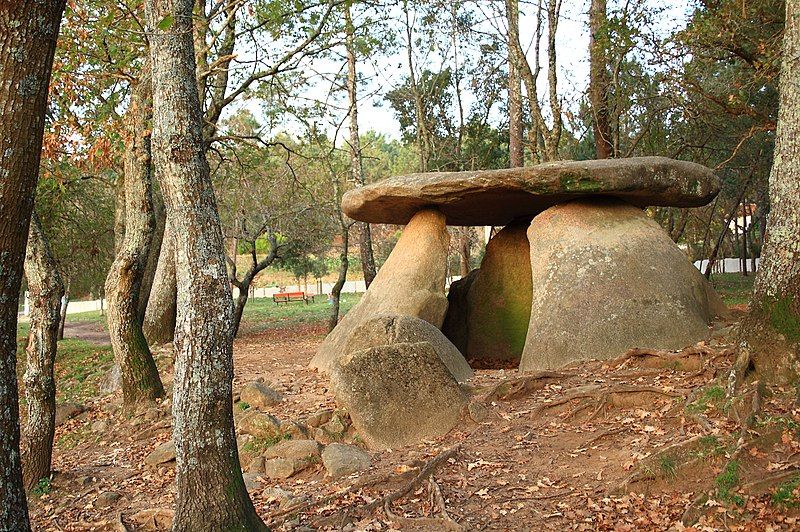 File:Dolmen de Axeitos.jpg