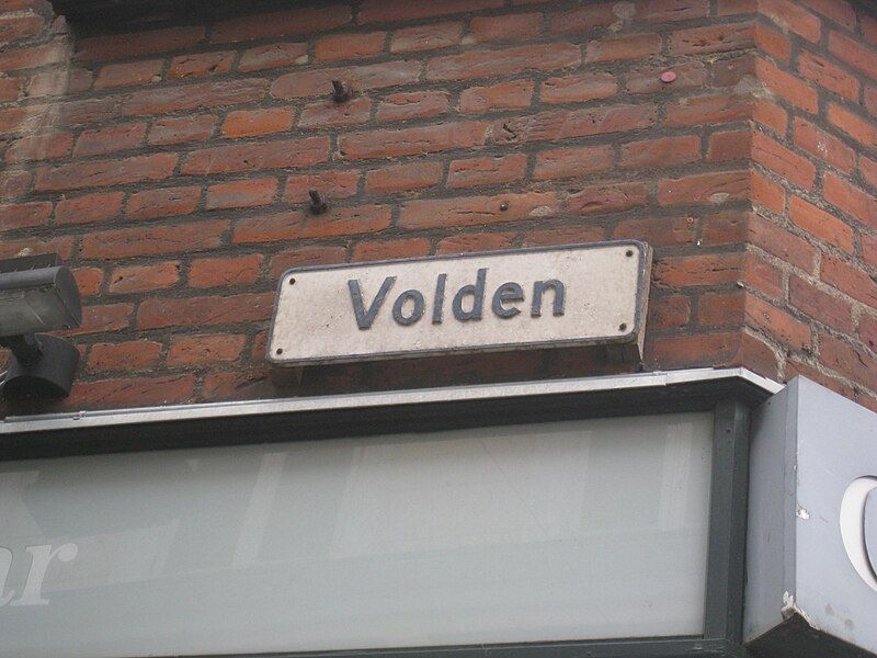 File:Gadeskilt Volden.JPG