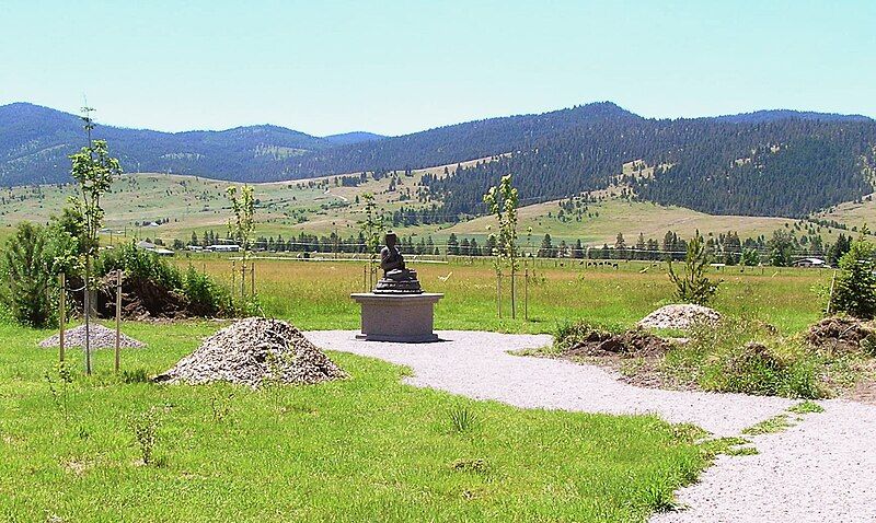 File:Garden1000Buddhas1.JPG