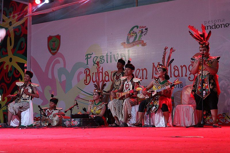 File:Grup Musik Karungut.JPG