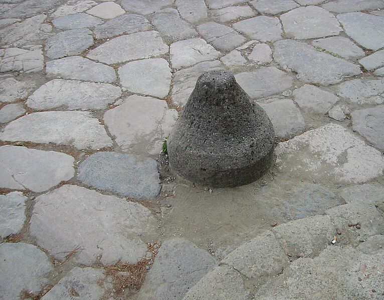 File:Herculaneum Bollard.jpg