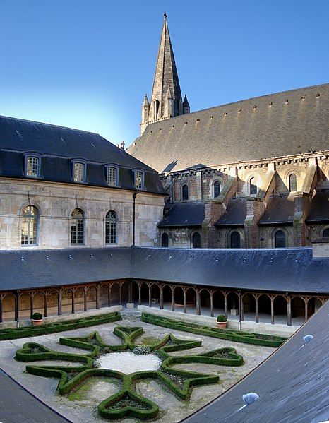 File:Montivilliers cloitre.JPG