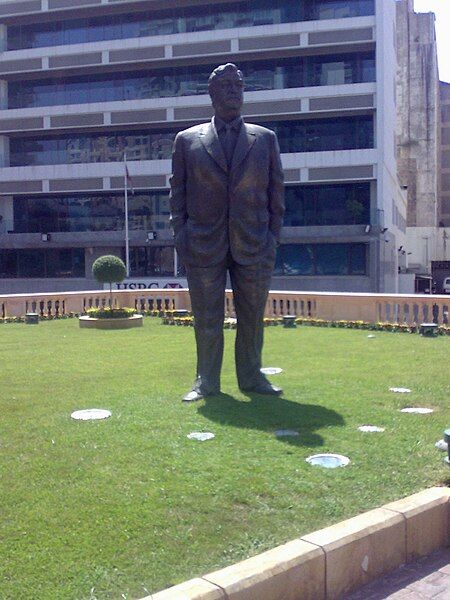 File:Rafic Hariri Statue.jpg